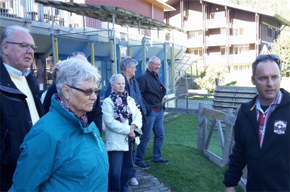 Besucherinnen und Besucher des Dauergästeverein-Herbstanlasses 2015 im REKA-Feriendorf Lenk.
