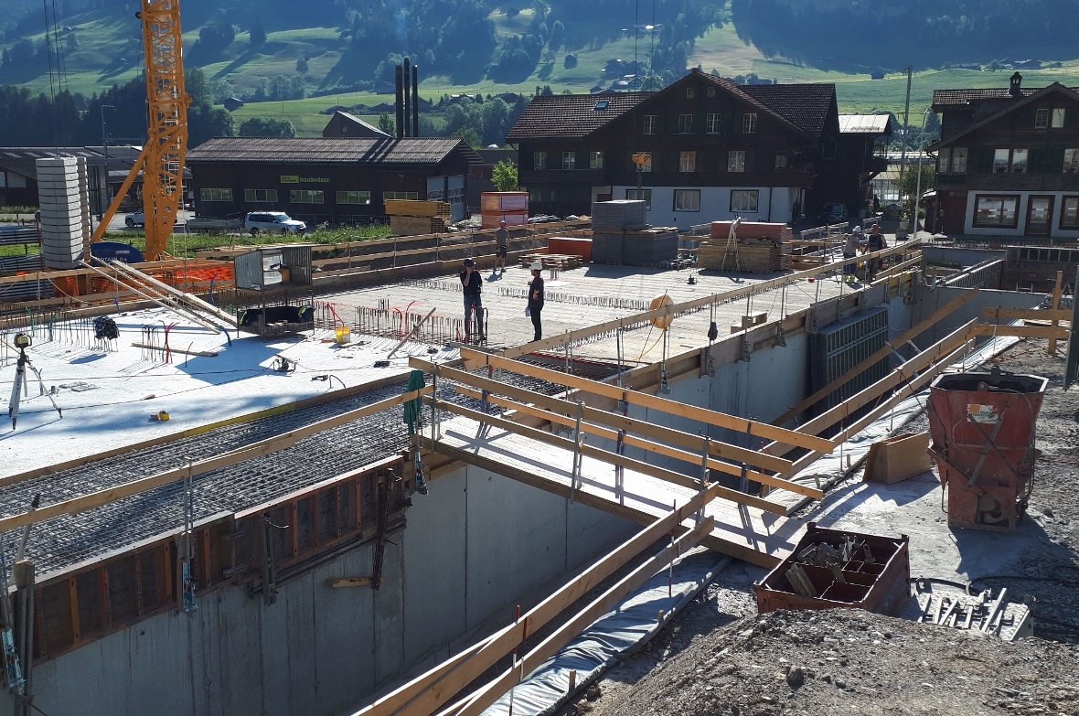 Betonierungsarbeiten an der Decke des Untergeschosses.