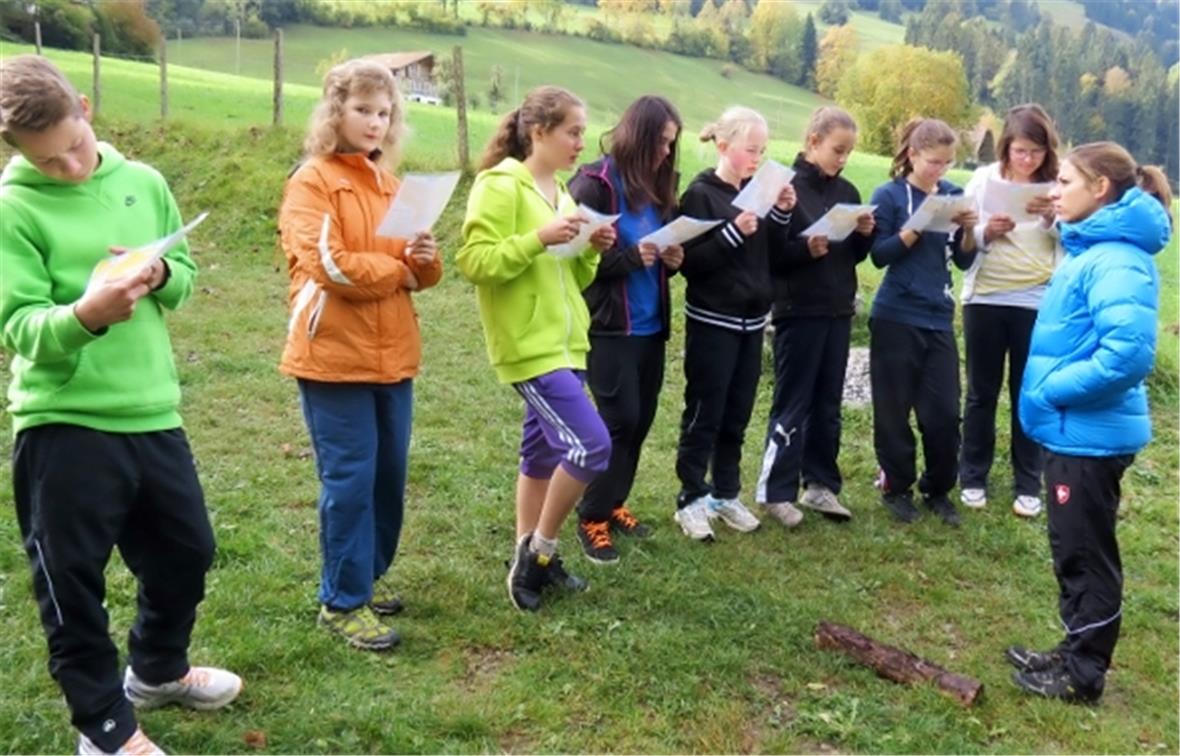 Bettina Aebi bespricht mit den Startläuferinnen und dem Startläufer das richtige Lesen der Karte.