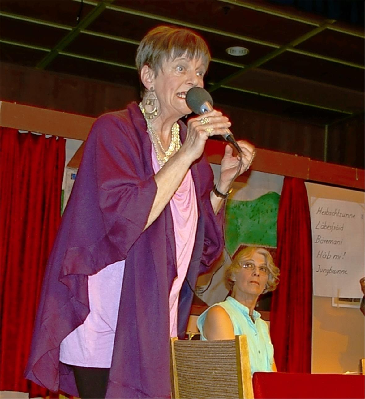 Betty Schaller vom Lokalradio 36/00 verfolgt die Neuentwicklung mit grossem Interesse und hält das Publikum auf dem Laufenden.