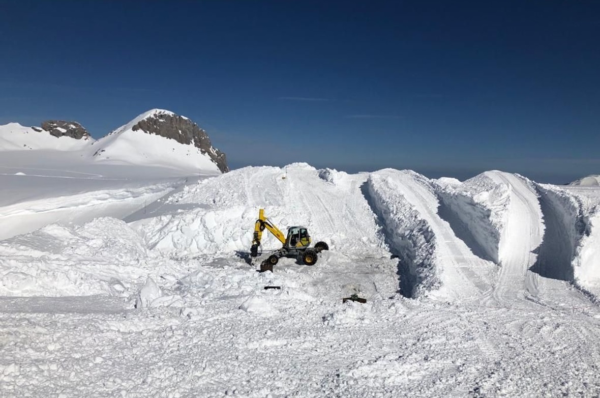 Bevor das Team im ewigen Eis graben konnte, mussten bis zu 8m Neuschnee beseitig...