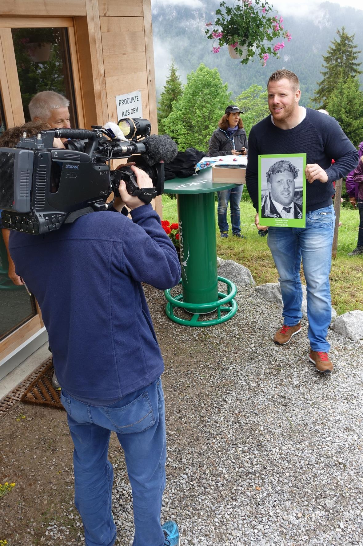 Bevor er sein Porträt eigenhändig im Schwingerpavillon aufhängte, stand Schwinge...