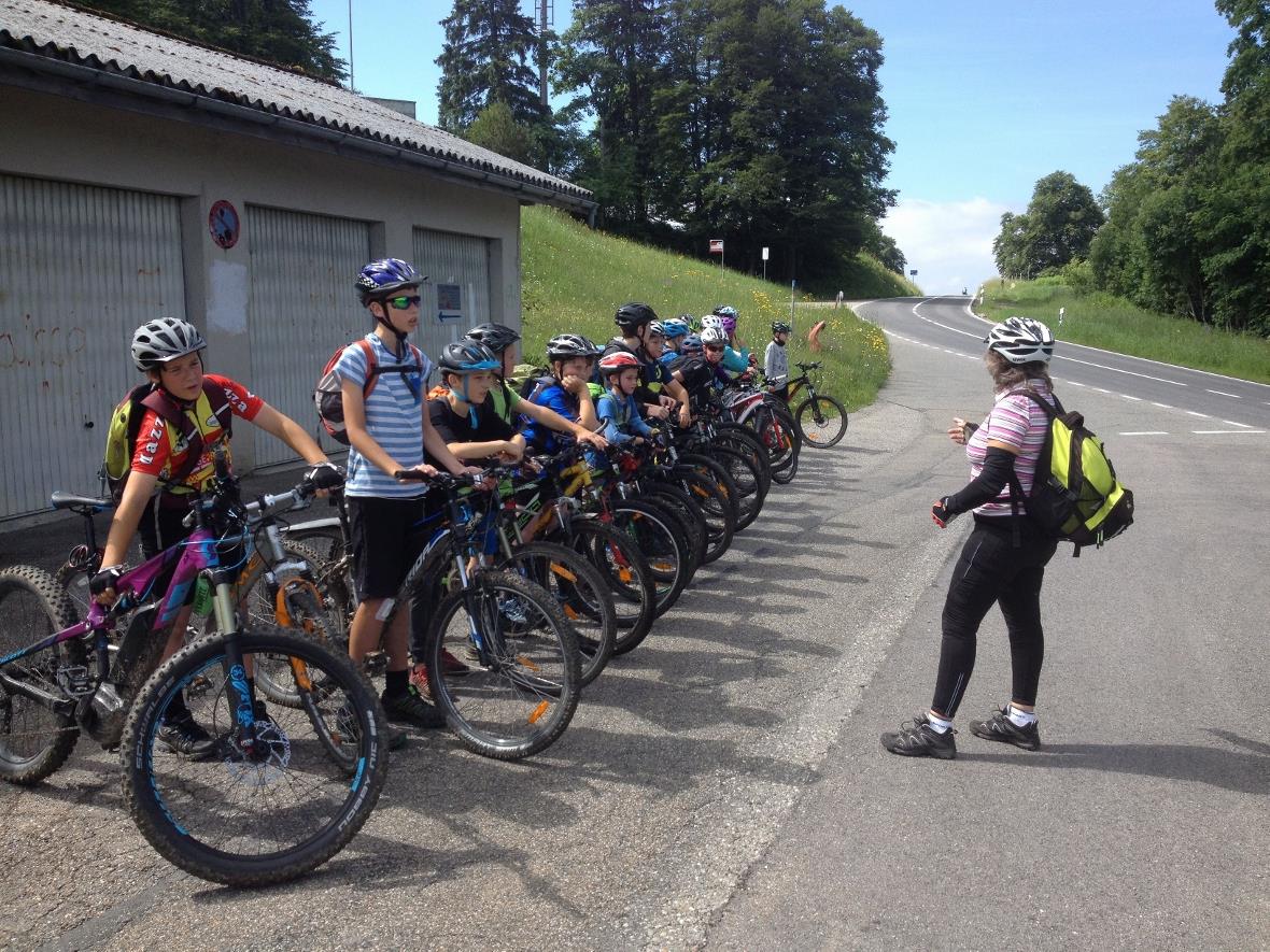 Bevor es auf die Strasse geht, wird noch in Reih und Glied aufgestellt und man h...