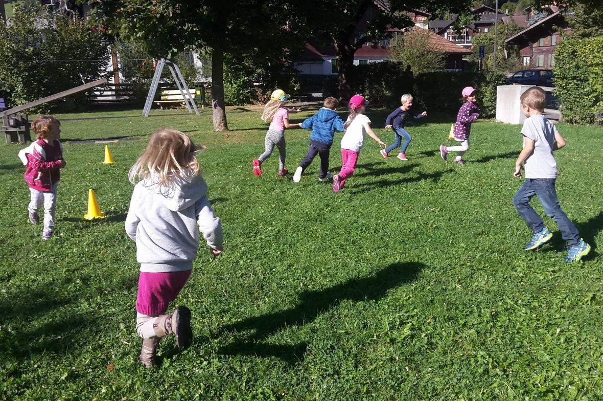 Bewegt auf Spielplatz.