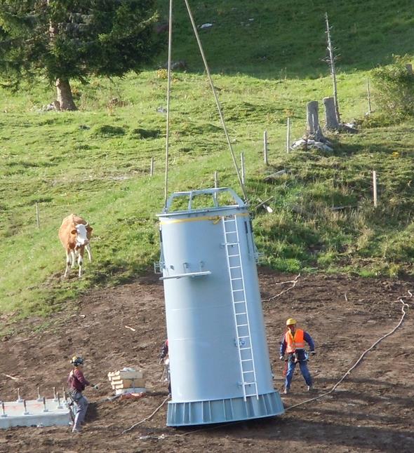 Helikopter und Bodencrew leisten Präzisionsarbeit mit tonnenschwerer Last