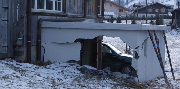 Auto gegen Gebäude geprallt