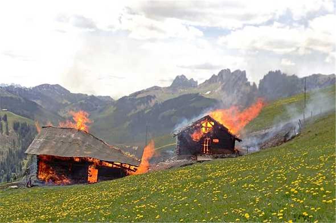 Ferienhütte und Stall auf dem Jaunpass in Vollbrand 