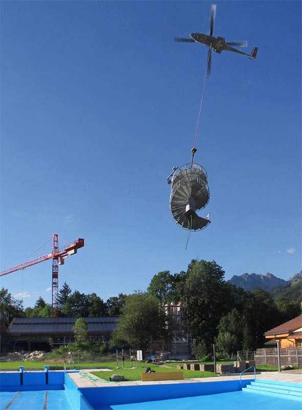 Spektakulärer Helitransport auf der Wallbachbadi-Baustelle