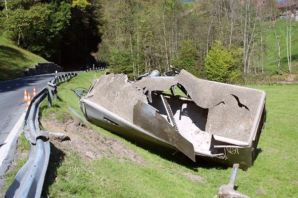 Mit Schlachtvieh beladener Lastwagen-Anhänger umgekippt