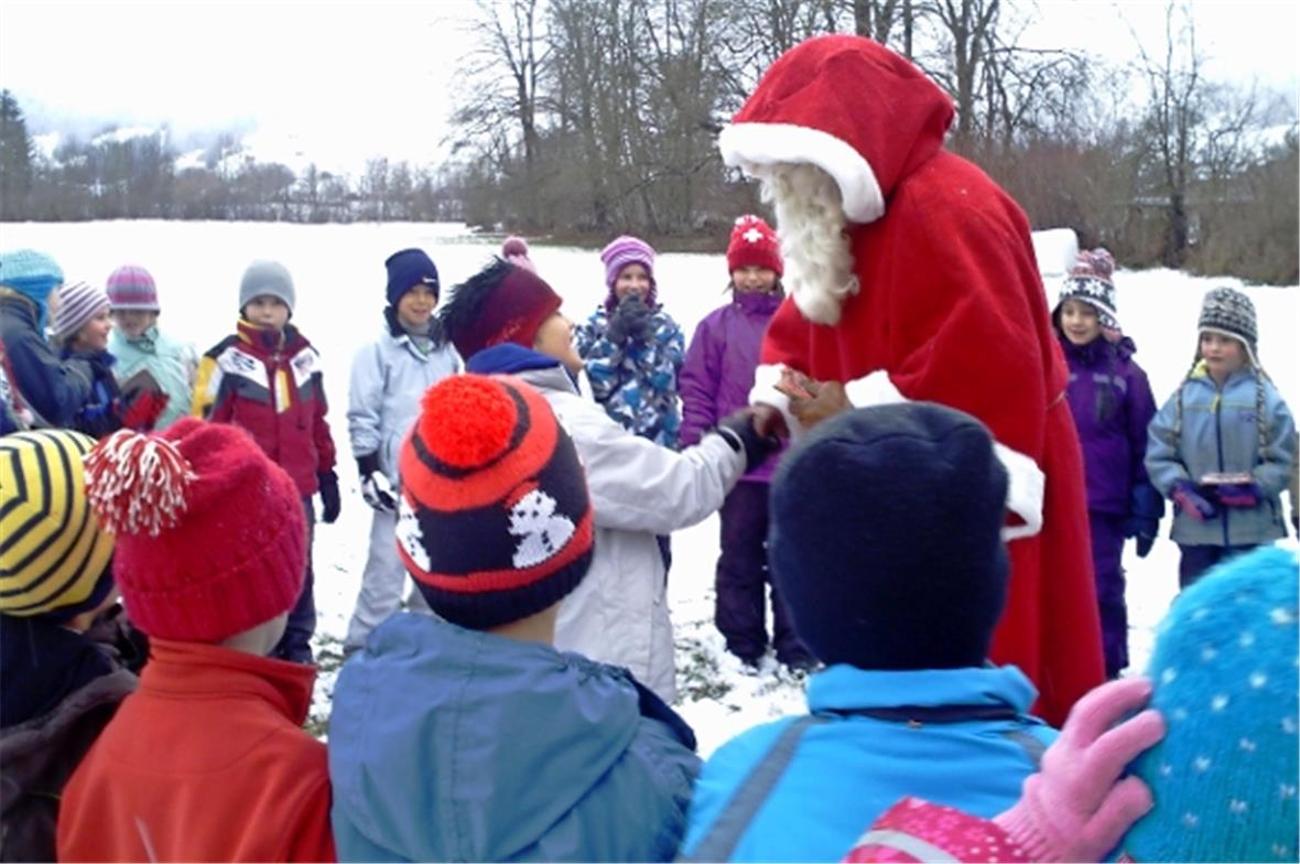 Der Samichlaus erfreute die Kinder auf der Winterwanderung 