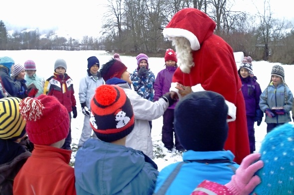 Der Samichlaus erfreute die Kinder auf der Winterwanderung