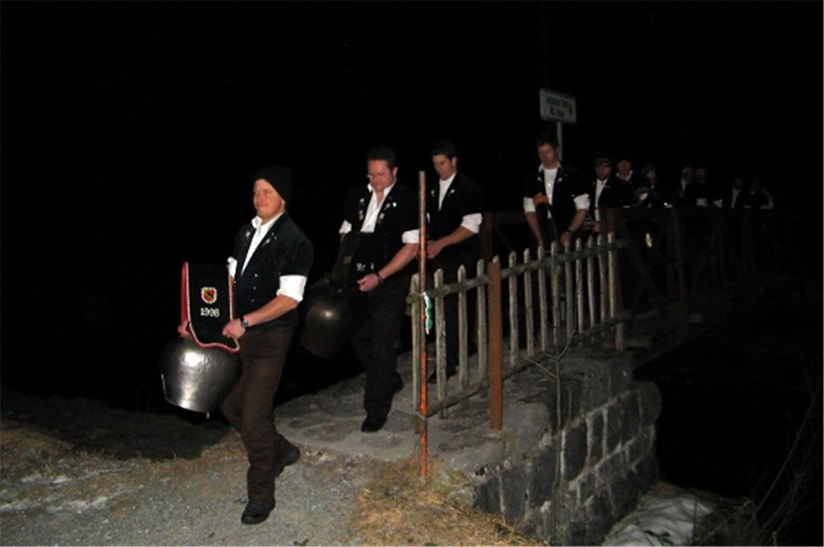 56 Weihnachtsbäume wurden angezündet! 