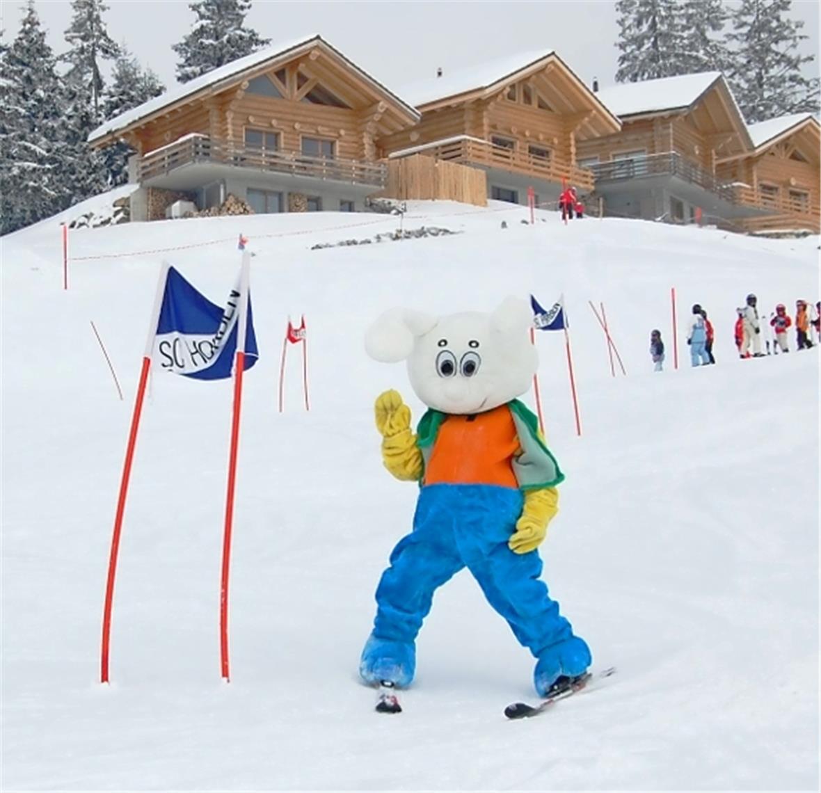 Maskottchen Snowli als Zaungast am Springenboden-Skischulrennen 