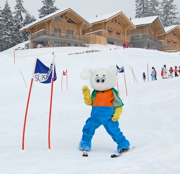 Maskottchen Snowli als Zaungast am Springenboden-Skischulrennen