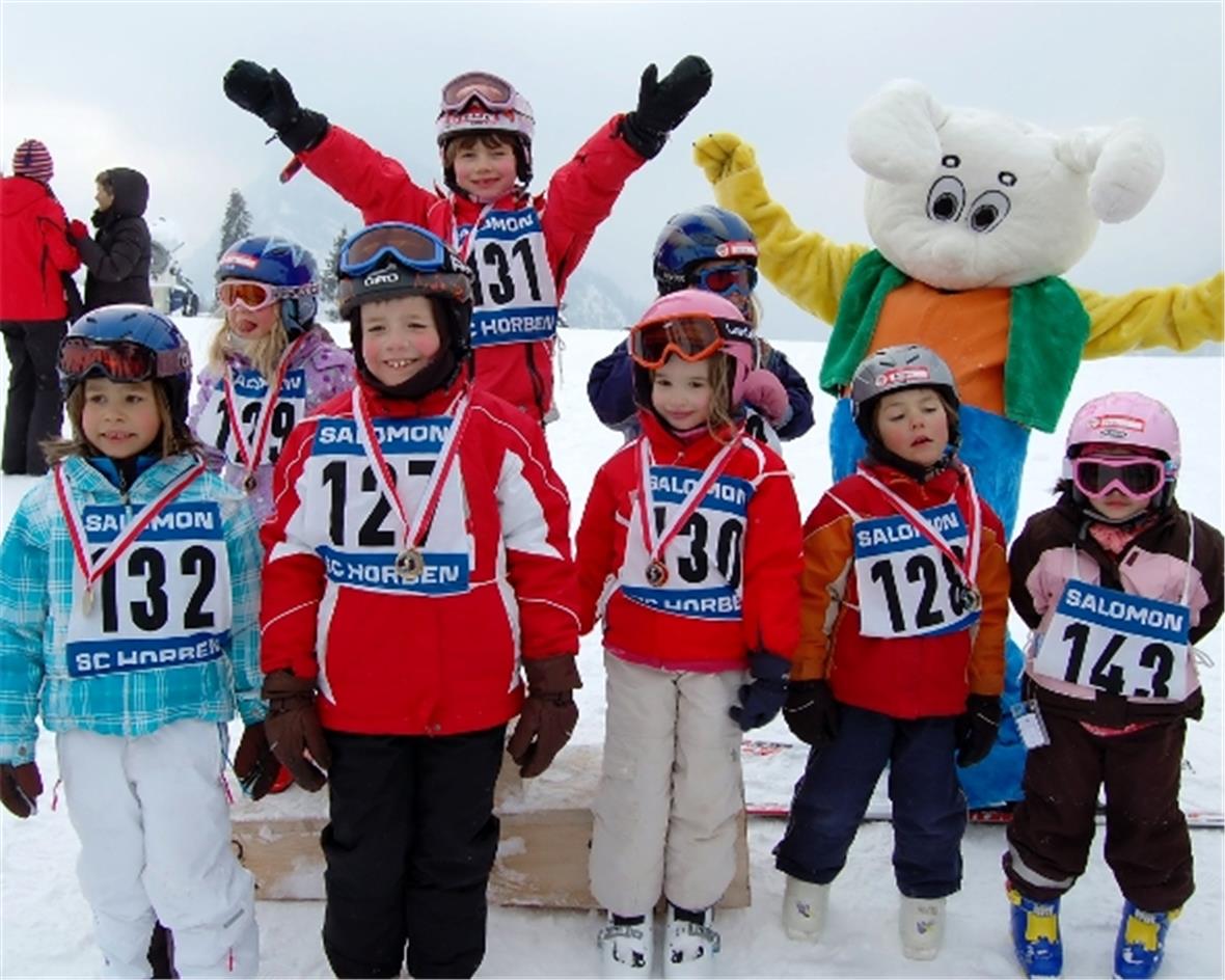 Maskottchen Snowli als Zaungast am Springenboden-Skischulrennen 