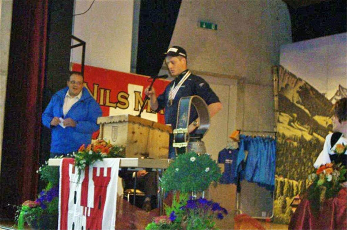 Grosses Fest und Glocke für Nils Mani 