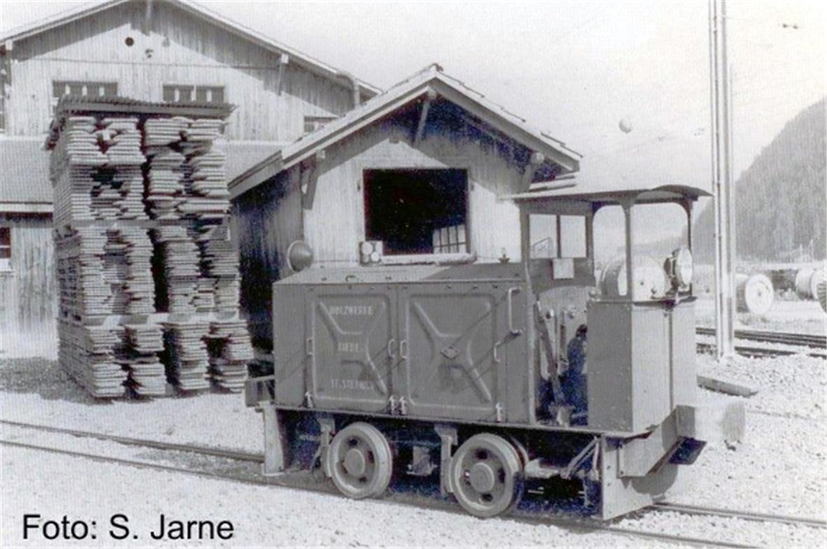 Der «Holzwerk Rieder Schienentraktor» zu Besuch in St. Stephan 