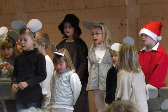 Die Sonntagschule Rägeboge zu Besuch amAdventsgottesdienst