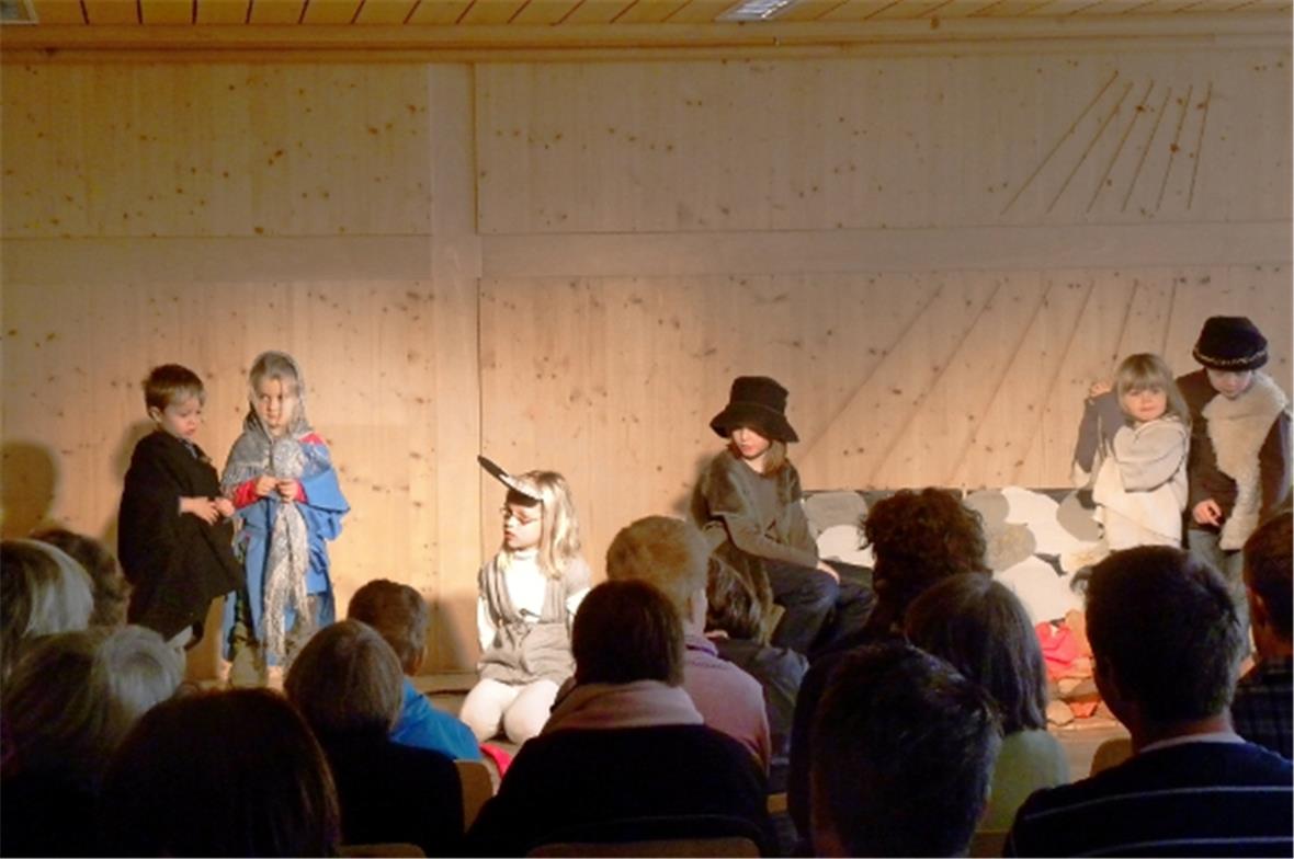Die Sonntagschule Rägeboge zu Besuch amAdventsgottesdienst 