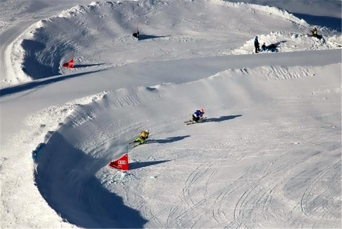 Skiers ready... Attention... Sprung in den Audi Skicross Park an der Lenk 
