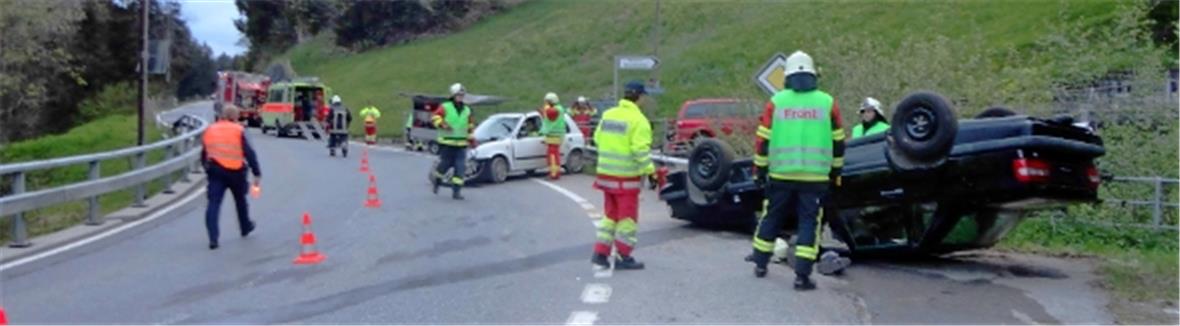 Fahrzeug überschlägt sich 
