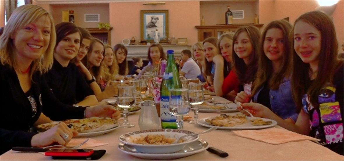 Schule Zweisimmen auf dem Markt in Domodossola 