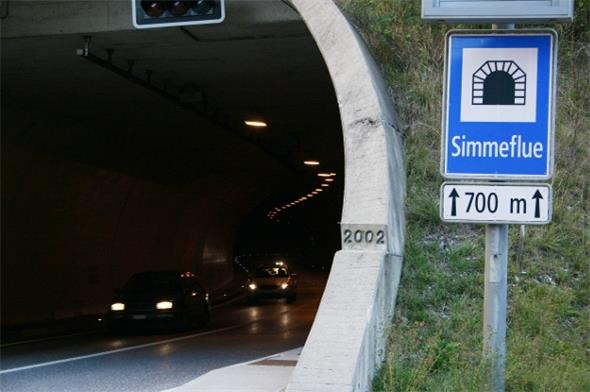Nächtliche Wartungs- und Reparaturarbeiten im Simmenfluhtunnel A6