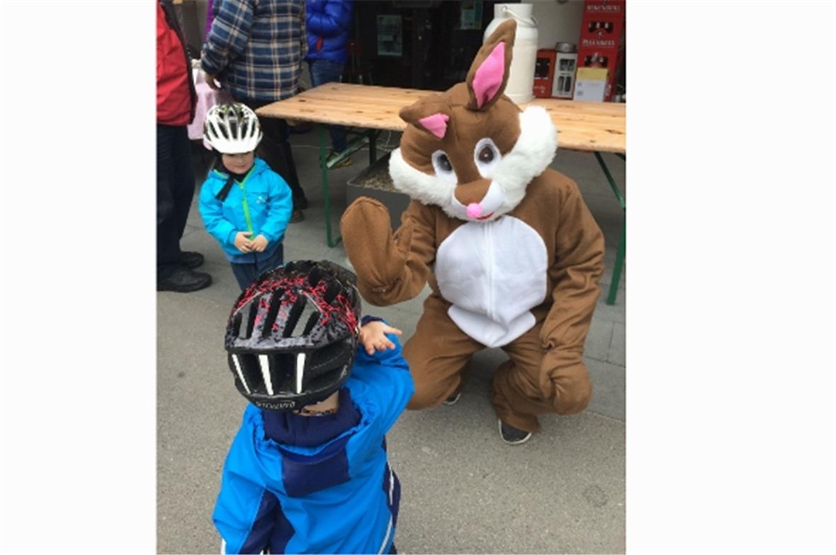 Osterhase, Kaninchen und farbige Eier 