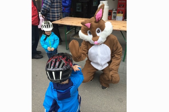 Osterhase, Kaninchen und farbige Eier