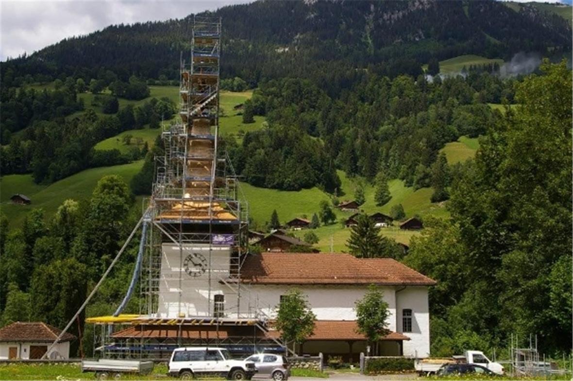 Die Kirchturmspitze ist wieder im Lot 