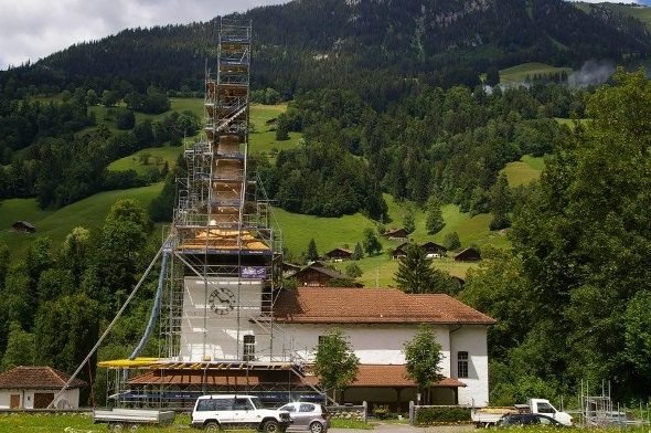 Die Kirchturmspitze ist wieder im Lot