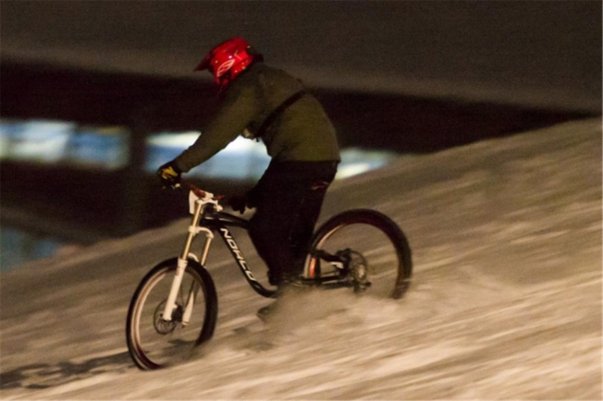 Erste Bike Night auf der Rinderbergpiste: ein Erfolg 