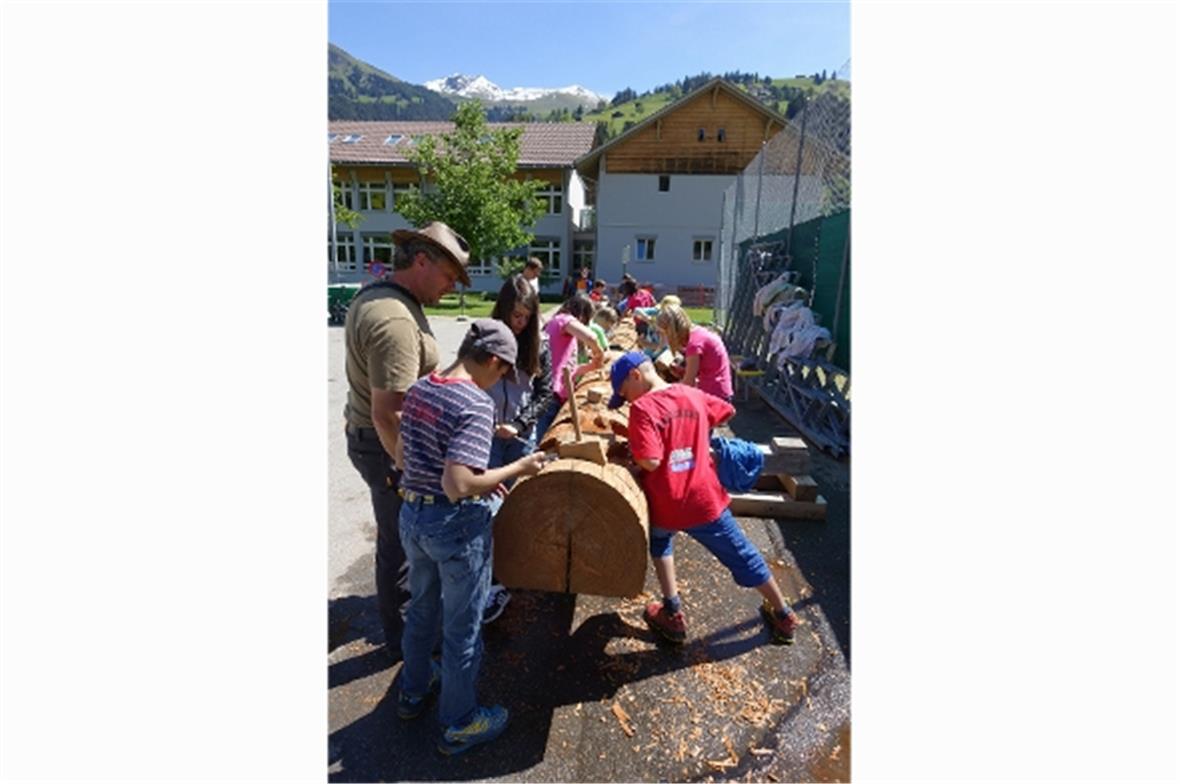 Lenker Schüler schnitzen einen Totempfahl 