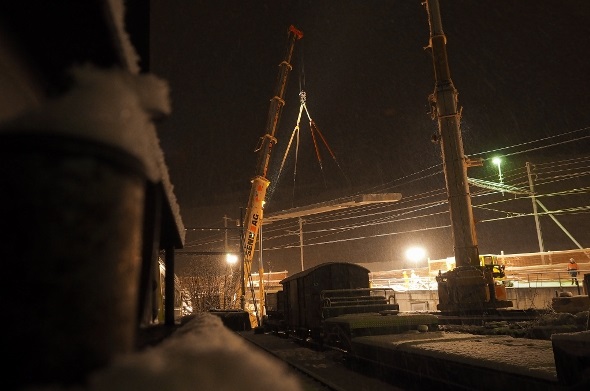 Spektakulärer Abbruch der MOB-Brücke über die Lenkstrasse