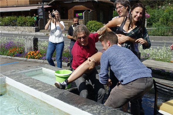 Angela Jukic wurde im Zweisimmner Dorfbrunnen gegautscht