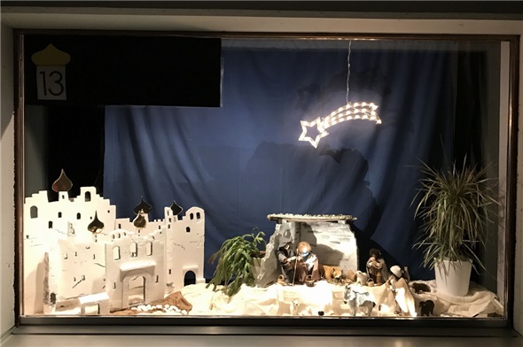 Adventsfenster führen Menschen zusammen…