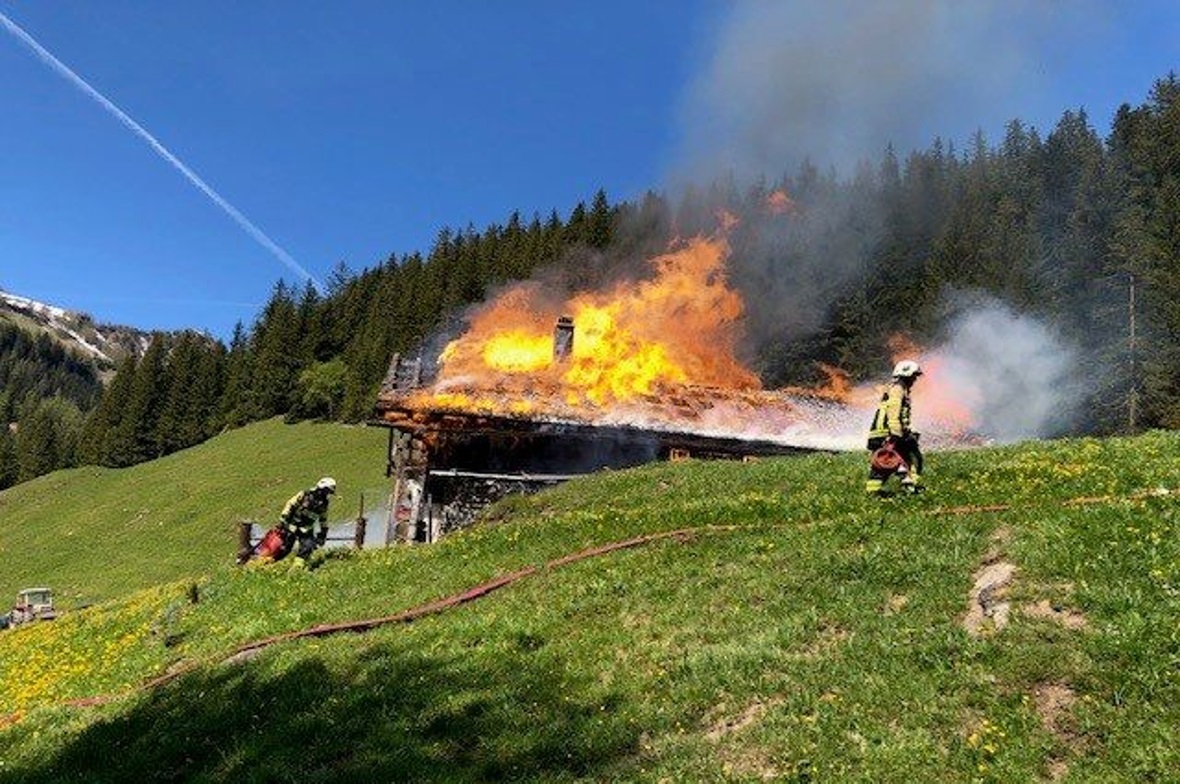 Alphütte durch Feuer zerstört 