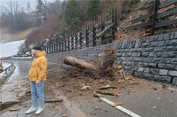 Erdrutsch verschüttet Hauptstrasse in Oberwil