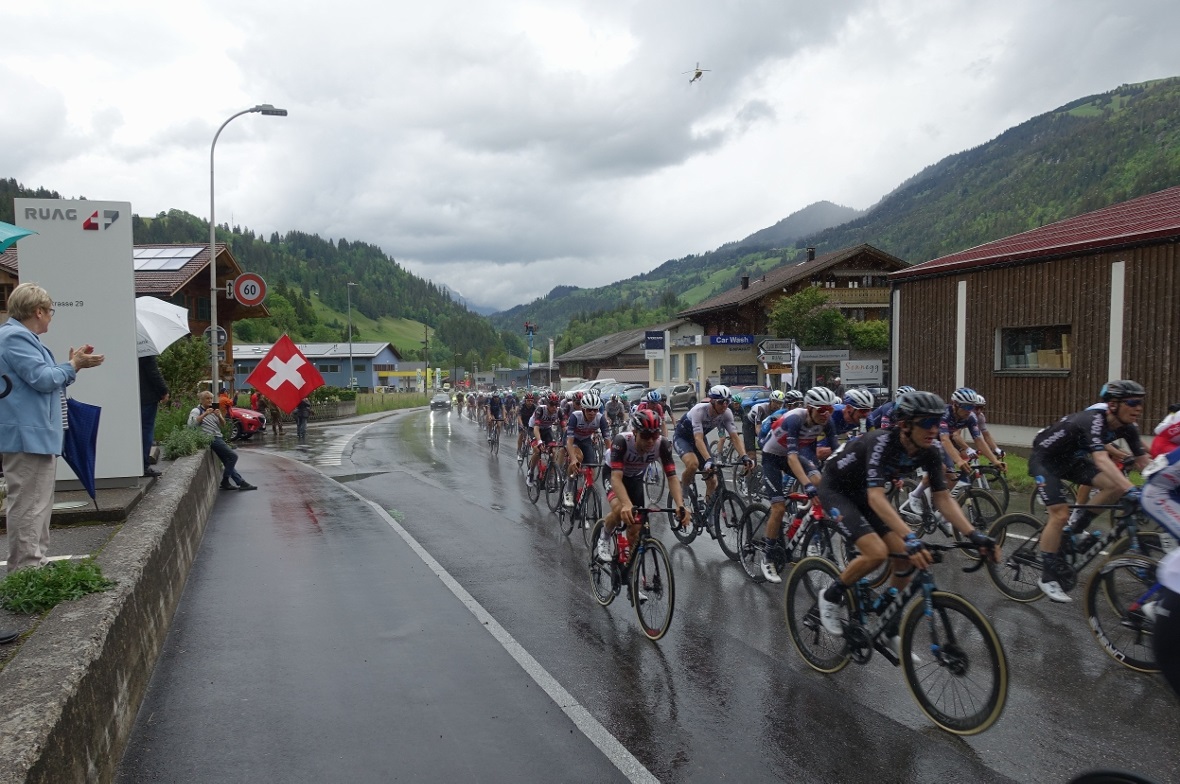 Das Fahrerfeld schoss durchs Simmental 