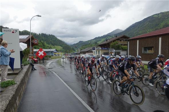 Das Fahrerfeld schoss durchs Simmental