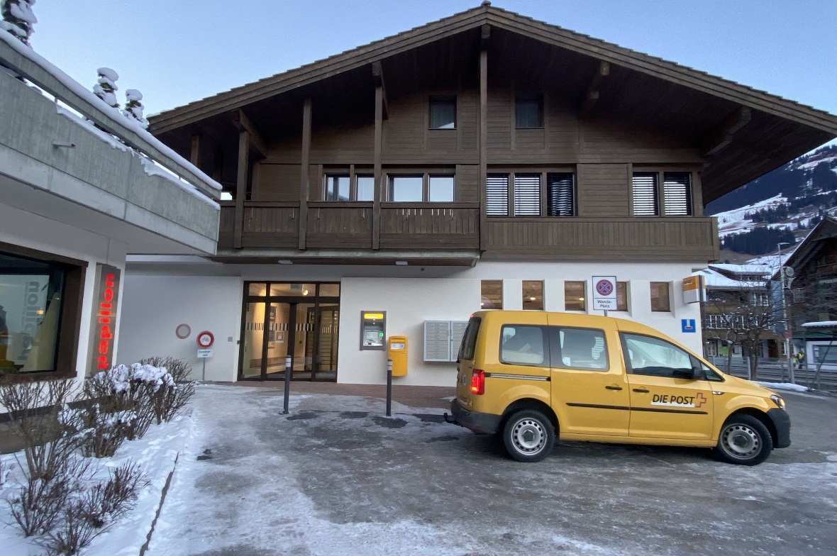 Helle Posträumlichkeiten mit offenen Schaltern 