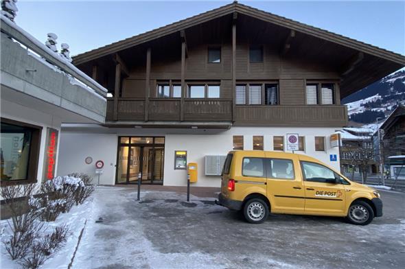 Helle Posträumlichkeiten mit offenen Schaltern