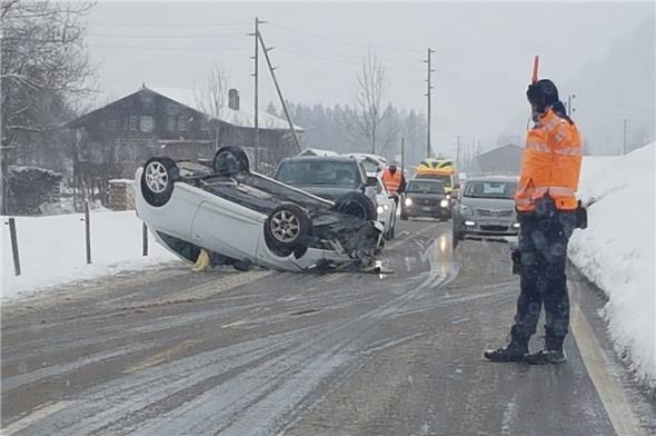 Lenkerin bei Selbstunfall leicht verletzt