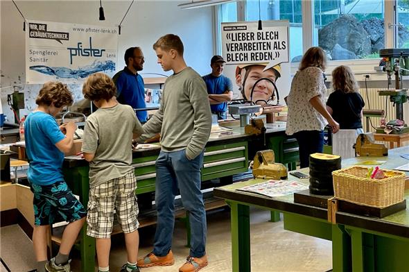 Wohin nach der Schule? – Lehrbetriebe stellten sich in der Schule Lenk vor