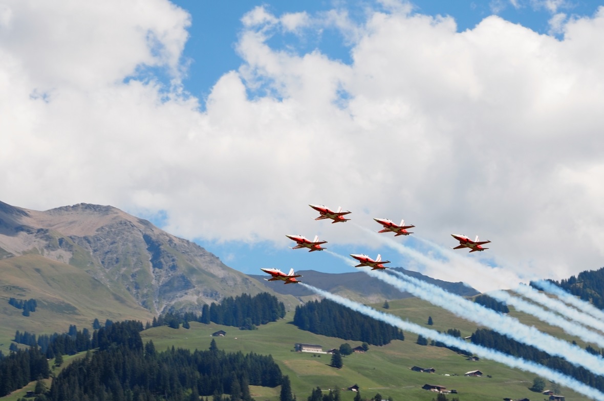 Patrouille Suisse lockte Tausende nach St. Stephan 