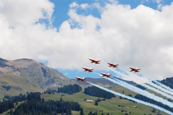 Patrouille Suisse lockte Tausende nach St. Stephan