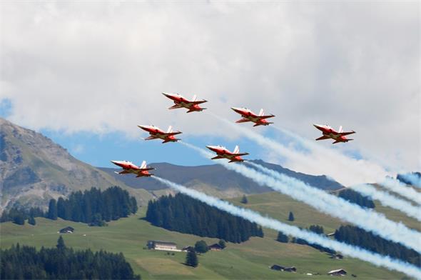 Patrouille Suisse lockte Tausende nach St. Stephan