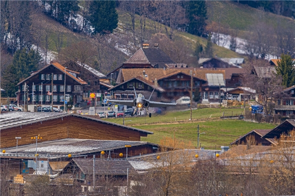 Armee trainiert mit F/A-18 Kampfflugzeugen auf dem Flugplatz St. Stephan