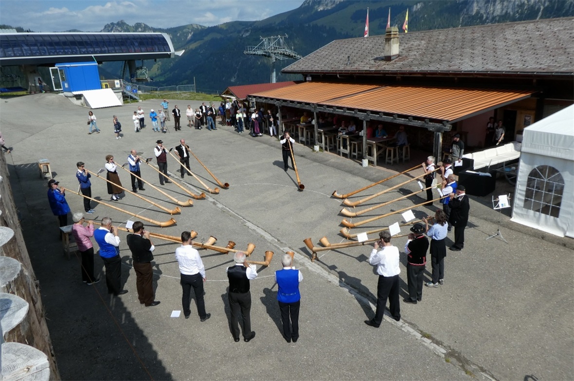 Bill Hopson dirigiert das imposante Tutti.