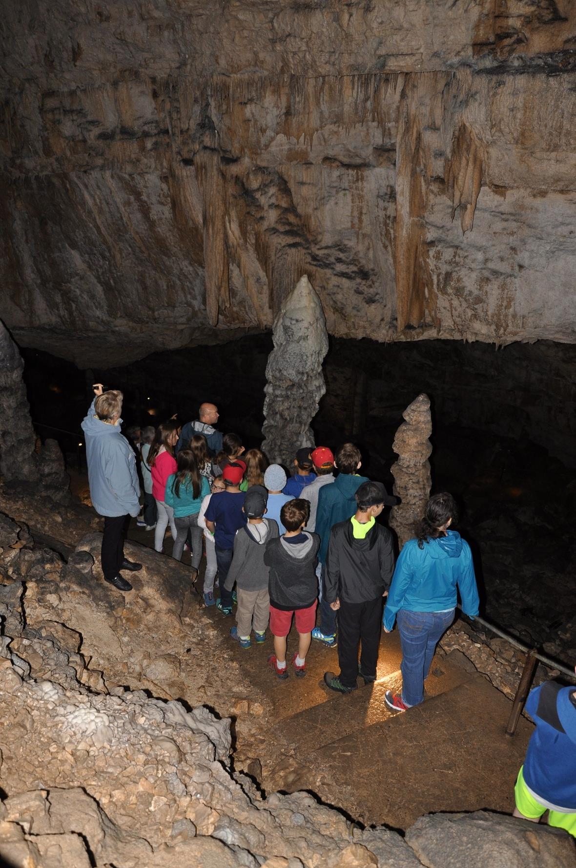 Bis zu 55 Meter tief unter der Erdoberfläche erstreckt sich die Grotte von Réclè...